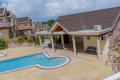 欧丘里欧Tropical Luxury Dreams的一座带游泳池的房子的图象