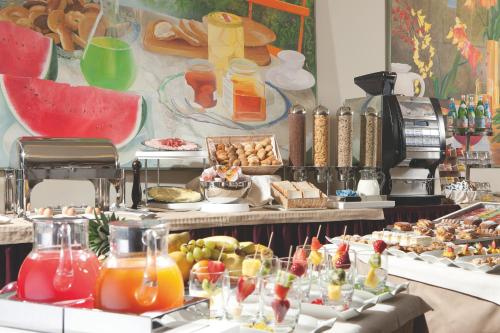 乌迪内贝斯特韦斯特欧陆酒店的自助餐,展示着许多食物