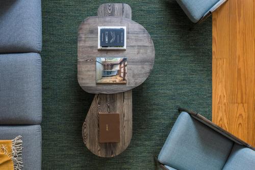 波尔图波尔图享受酒店的一张木桌,地板上挂着时钟