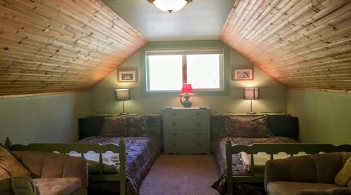 帕克伍德Packwood Ski & Vacation Getaway的阁楼间 - 带两张床和窗户