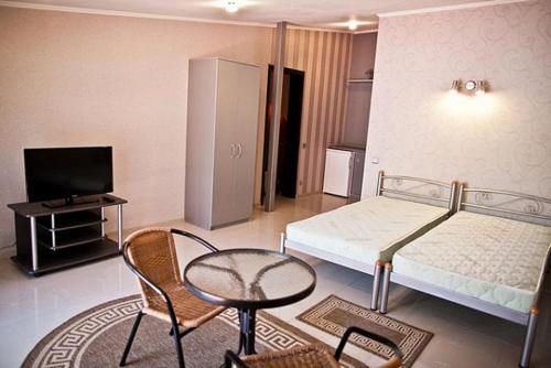 哈尔科夫Privat Kharkov的卧室配有1张床、1张桌子和1把椅子