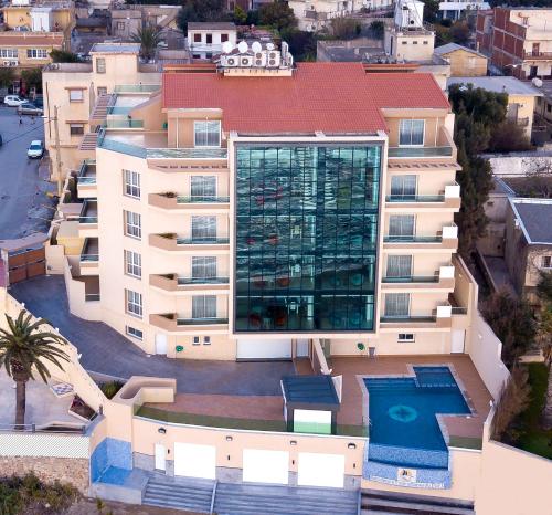 阿尔及尔RESIDENCE TOURISTIQUE DU PORT的享有带游泳池的建筑的空中景致