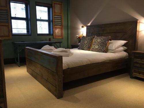 新港Charter House的一间卧室配有一张带枕头的大型木制床。