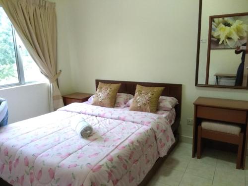 Simpang Ampat SemanggolSuria Apartment 1BEDROOM Bukit Merah的一间卧室配有两张床和镜子