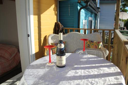莱维斯Bonheur partagé的门廊桌子上放着两瓶葡萄酒