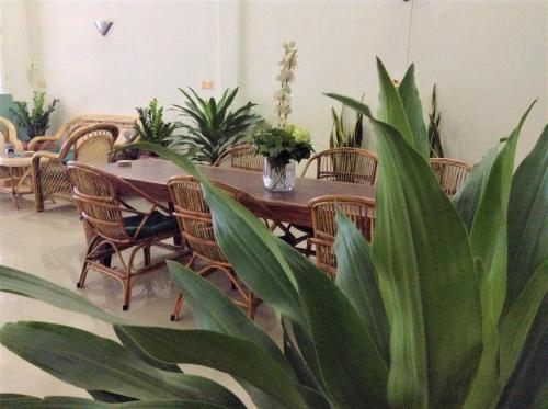 金边Dutch Hosted B&B, ABC的用餐室配有桌椅和植物