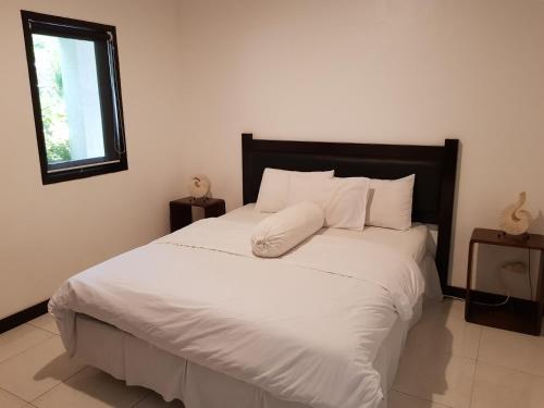 努沙杜瓦努沙杜瓦豪华别墅的卧室配有一张带白色床单和枕头的大床。
