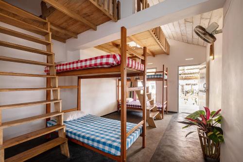 高尔巴拉海滩度假屋的带双层床和楼梯的客房