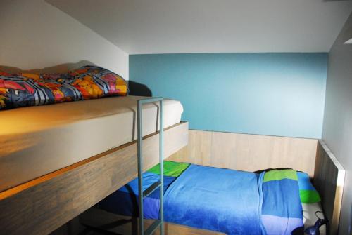 弗尔内赫萨林霍夫床和早餐的一间卧室设有两张双层床和蓝色的墙壁