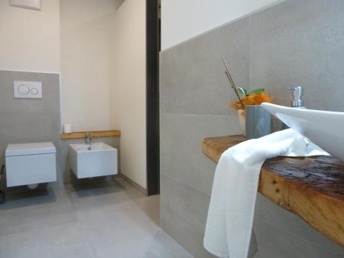 卡拉诺Casa Lassù的一间带水槽和卫生间的浴室