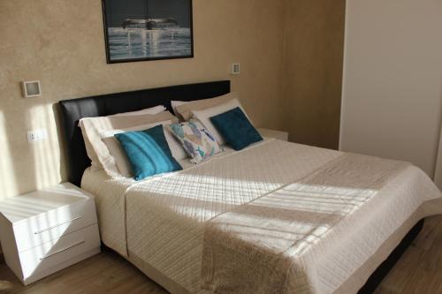 蒙特罗索阿尔马雷"Home away from home"的一间卧室配有一张带蓝色枕头的大床