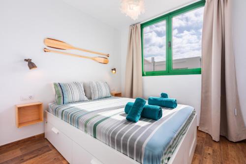 科斯塔特吉塞Vivienda Vacacional Namana Beach的一间卧室配有一张带蓝色枕头的床。