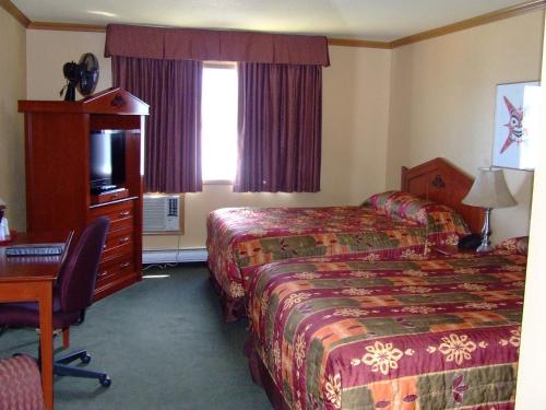 怀特霍斯育空旅馆的酒店客房配有两张床和一张书桌