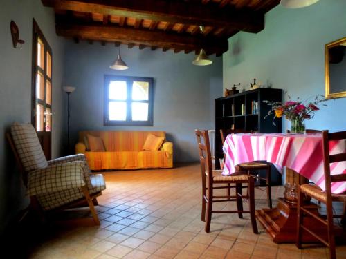 MontegabbioneApartment with privat garden的客厅配有桌子和沙发