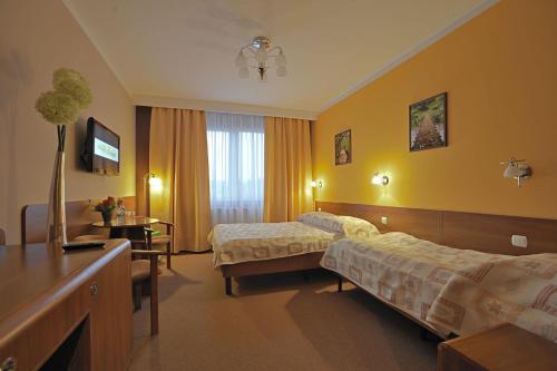 斯拉百斯巴拉诺斯基酒店的酒店客房设有两张床和电视。