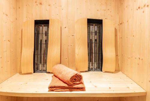 奥法赫Sun Valley - Wildschönau的两扇窗户间内的一个平台上的一个毛巾