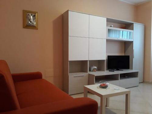 BussoLux Appartamento的带沙发、电视和桌子的客厅