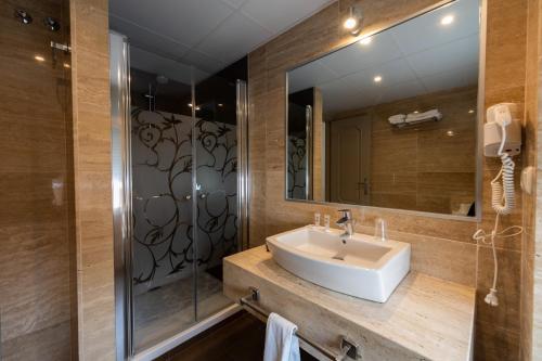 阿尔姆尼卡卡萨布兰卡酒店的一间带水槽和镜子的浴室