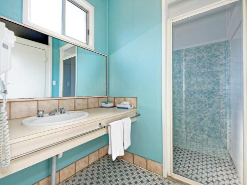 班达伯格班达伯格里维埃拉汽车旅馆的一间带水槽和淋浴的浴室