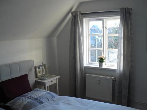 伦茨堡Ferienwohnung Seidler的一间卧室设有一张床和一个窗口