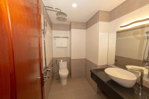 芽庄Trường Hải Hotel的浴室配有白色卫生间和盥洗盆。