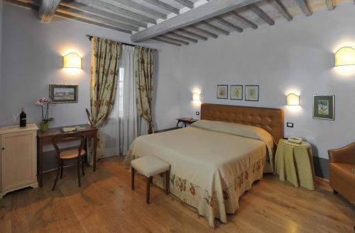 萨尔泰阿诺拉索瓦娜农庄酒店的一间卧室配有一张床、一张桌子和一把椅子