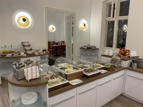 柏林柏林选帝侯大街塞弗特酒店的厨房在柜台上供应自助餐