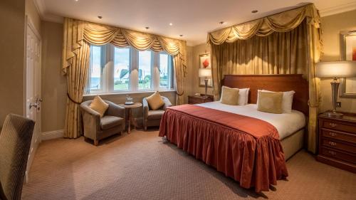 锡德茅斯维多利亚酒店的酒店客房设有床和窗户。