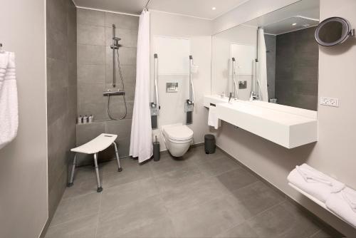 欧登塞Hotel Odeon的一间带水槽、卫生间和淋浴的浴室