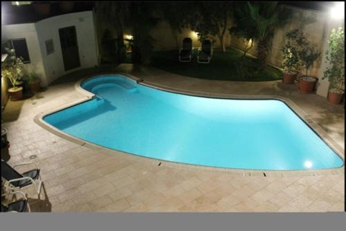 纳克萨Malta Villa的后院的一个大型游泳池