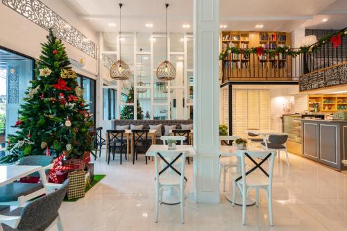 曼谷白象牙住宿加早餐旅馆的餐厅饭厅的圣诞树
