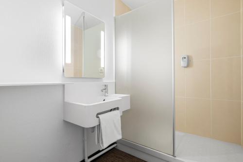 里昂B&B HOTEL Lyon Centre Part-dieu Gambetta的白色的浴室设有水槽和镜子