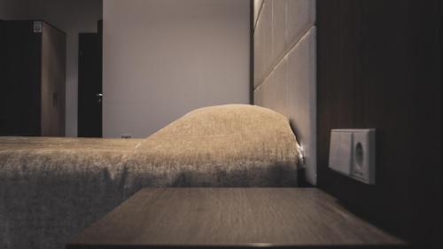 克莱佩达维兰塔纳汽车旅馆的房间里的一张床的密闭