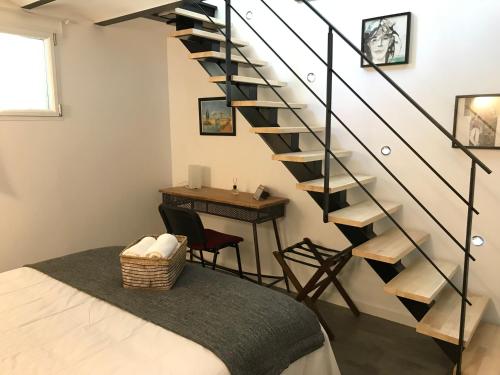 尼斯Villa le Nid的客房设有带桌椅的楼梯。