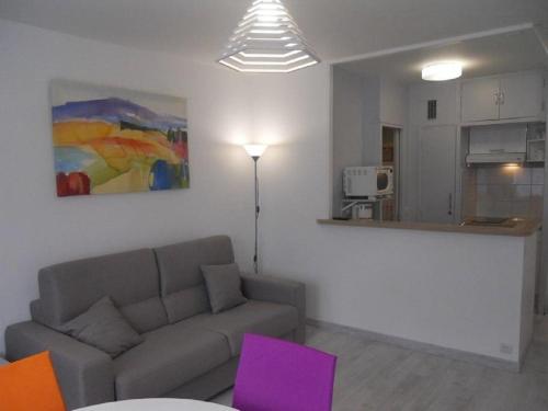 米尼赞海滩La Forêt 5的客厅配有沙发和桌子