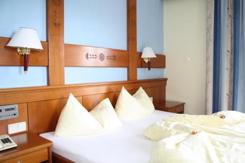 法克湖畔埃格维塔尔松比力克酒店的酒店的客房 - 带2张带白色枕头的床