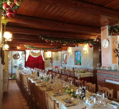 Bossolasco大法比亚纳酒店的餐厅里一张长桌,装饰着圣诞花