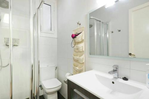 巴塞罗那Apartamento Noemi的一间带水槽、卫生间和镜子的浴室