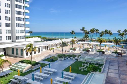 迈阿密海滩海岸套房公寓式酒店内部或周边泳池景观