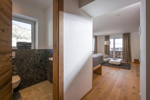 瓦尔赫湖Living 5 Walchsee的酒店客房设有浴室和客厅。