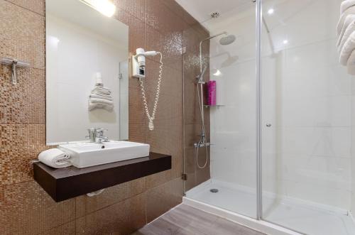 罗西奥因恩酒店的一间浴室