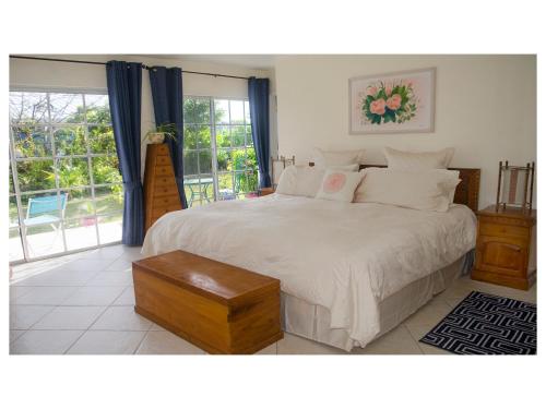 自由港市Silver Point Villa的卧室设有一张白色大床和一扇窗户。