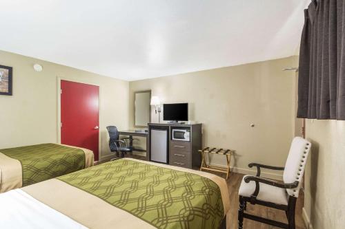 欧弗兰帕克肖尼依可诺奇套房I-35号旅馆的酒店客房带两张床和厨房