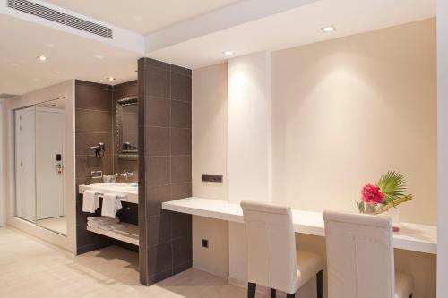 拉特拉萨Spa酒店的一间浴室