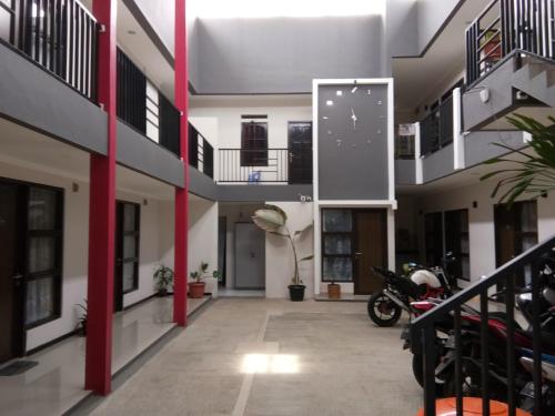 PangkalanuringinWisma Surya的建筑物的走廊,里面停有摩托车
