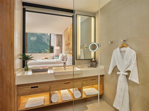 Holiday Inn Resort Krabi Ao Nang Beach, an IHG Hotel的一间浴室