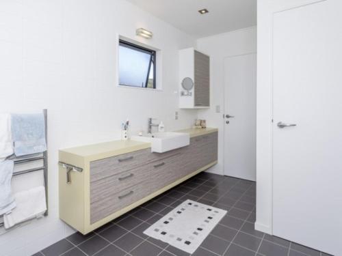 哈海Hahei Beach Apartment的白色的浴室设有水槽和镜子