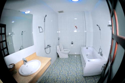顺诚县酒店的一间浴室
