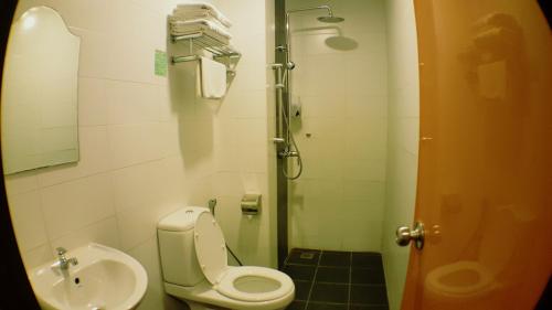 乔治市Super 8 Hotel @ Georgetown的一间带卫生间和水槽的小浴室