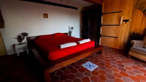 FitouLa bergerie du chateau de Fitou的一间在房间内配有红色床的卧室